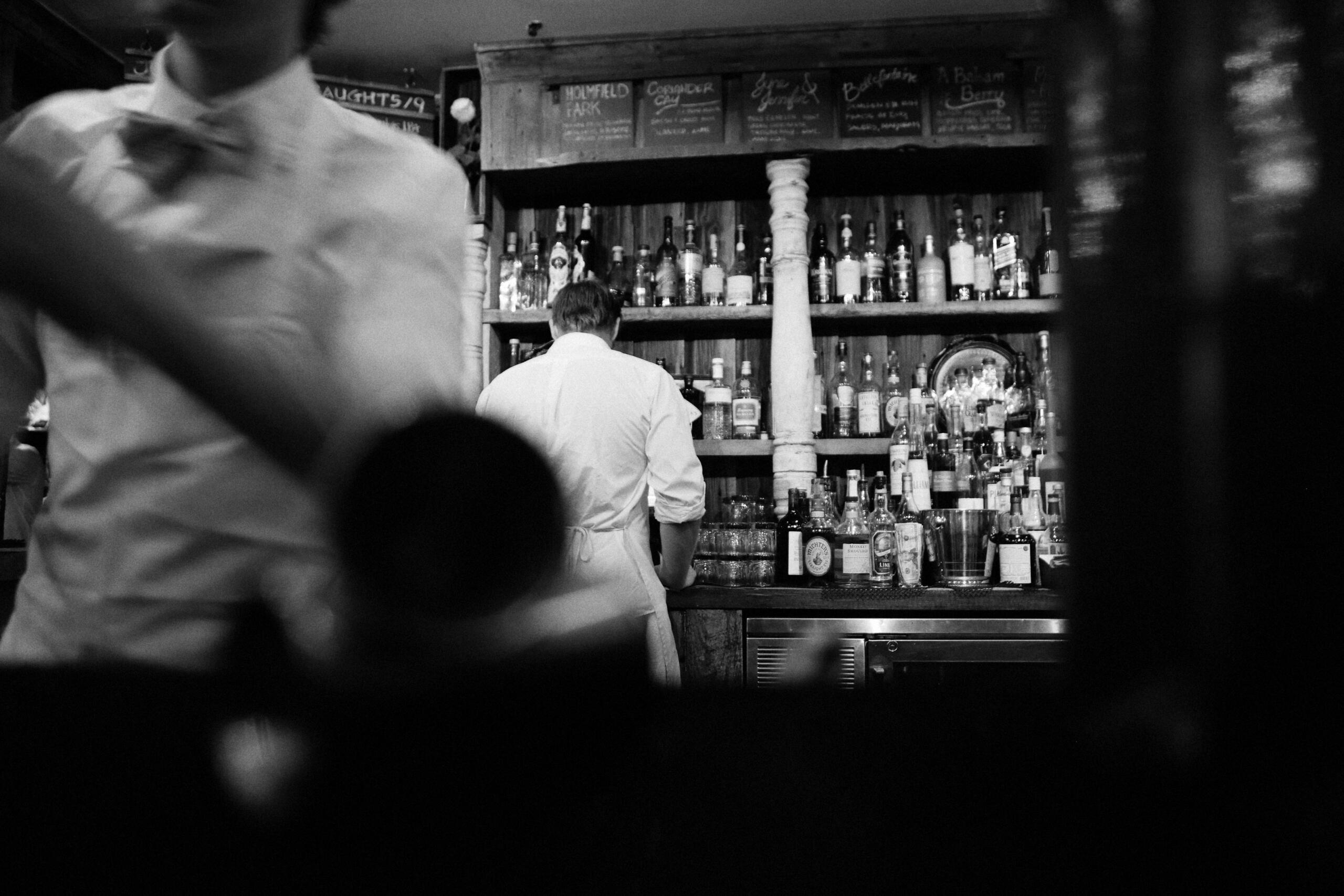 bar-498420 Bartender working
